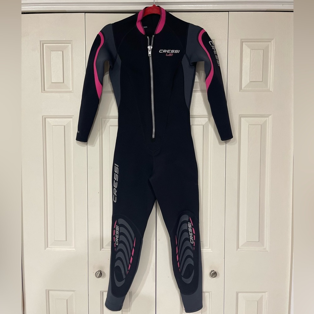 Wet suit gently used Cressi size XS and Phantom Aquatic water socks size XS